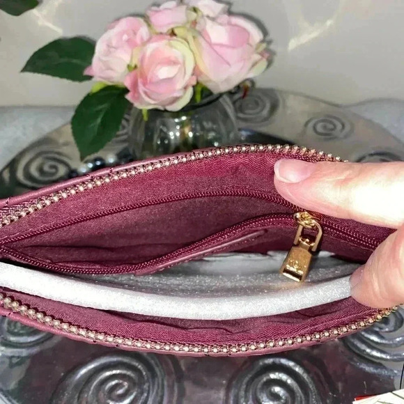 👜 NEW Badgley Mischka Quilted Clutch in Burgundy NWT - Picture 3 of 10